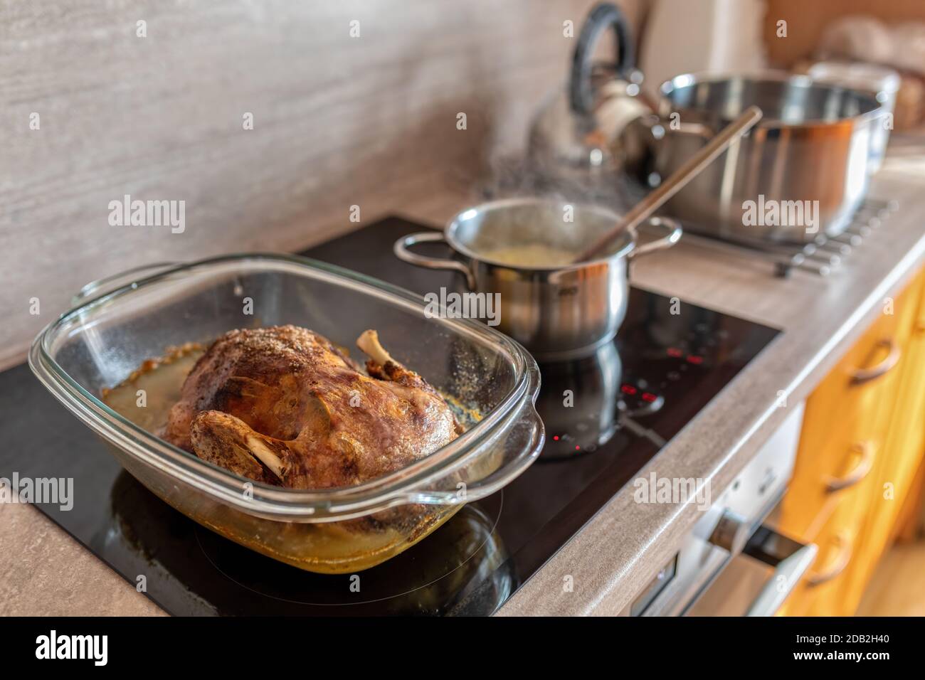 Hausgemachte Braten Duck im Ofen. Knusprige Ente mit ganzen Braten. Stockfoto