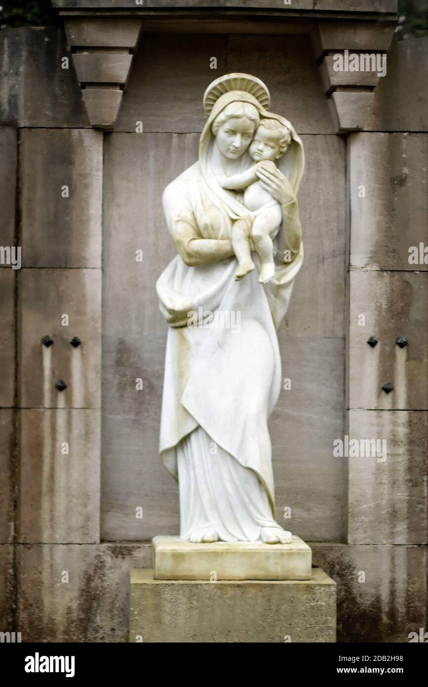 Statue der Jungfrau Maria, die das Jesuskind trägt Stockfoto