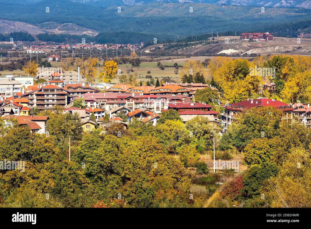 Bansko, Bulgarien Stadt Hochwinkel-Panorama mit Häusern und bunten Herbstbäumen Stockfoto