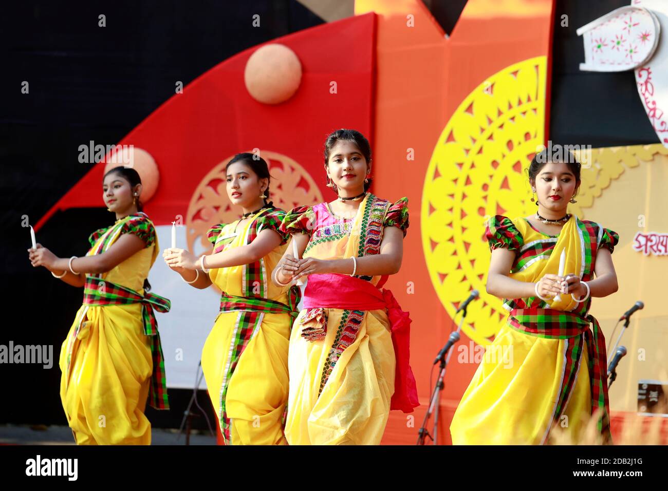 Dhaka, Bangladesh -16. November 2020: Artiste gibt eine Tanznummer beim Erntefest von Bengali Nabanna in der Bangladesh shilpakala acade Stockfoto