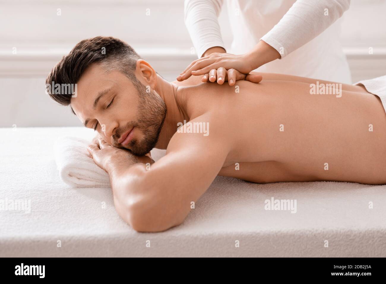 Entspannter Mann mit manueller Therapie im Spa Stockfoto