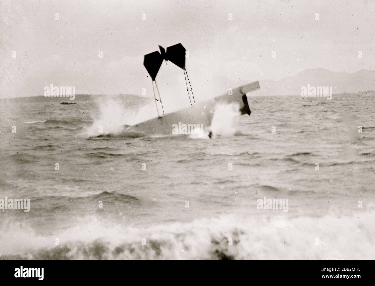 Flugzeug des Piloten und Draufgänger Hugh Armstrong Robinson (1881-1963) bei einer Crash-Landung auf dem Wasser in der Nähe von Nizza, Frankreich, 1912.. Stockfoto