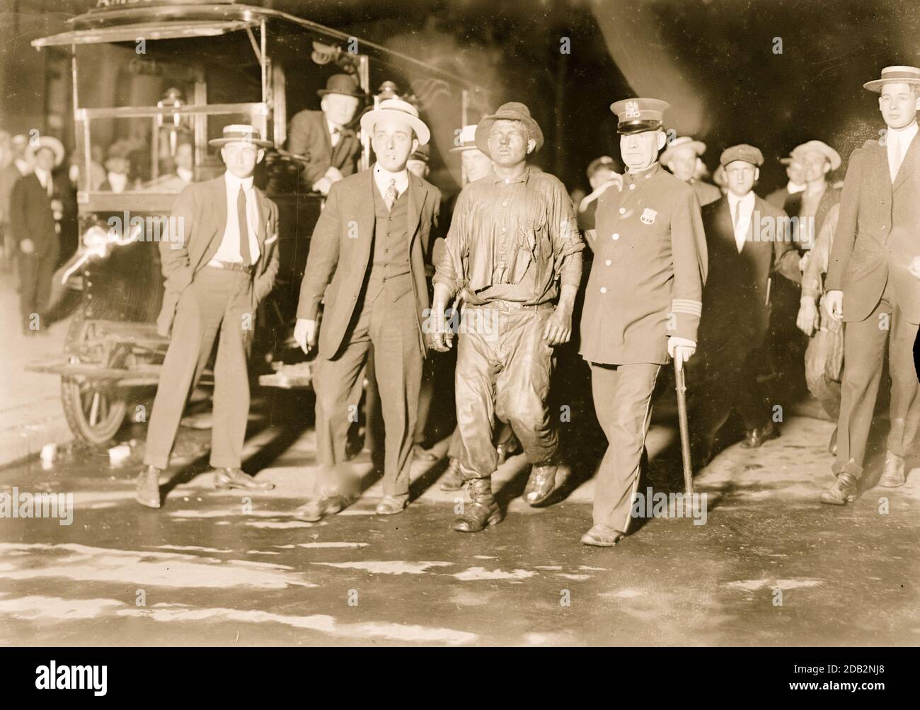 Im August 1913 wurden drei Männer getötet und 62 weitere in einem Tunnel in Harlem, einem Teil des Aquädukts von Catskill, gefangen, als in einer Schmiede am Kopf des Schachtes ein Feuer ausging. Es war besonders gefährlich, weil 900 Pfund Dynamit im Tunnel gelagert wurden. Es gab kein Licht, keine frische Luft und viel Rauch, aber schließlich wurden die gefangenen Männer gerettet. Stockfoto