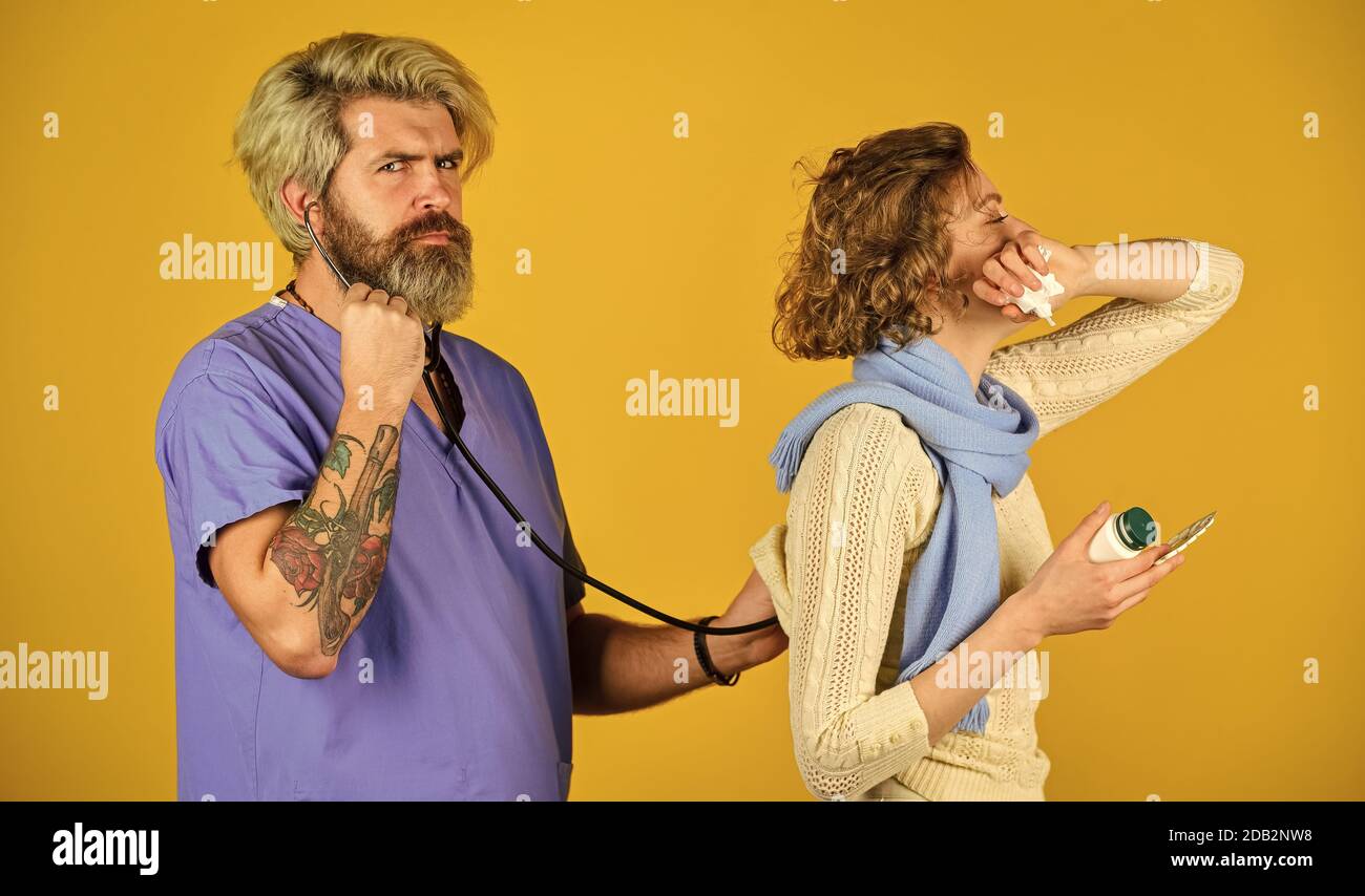 Hören Sie mit dem Stethoskop. Gesundheitswesen und Medizin. Arzt und Patient diskutieren Behandlung. Beratung über die Diagnose der Krankheit. Arzt und Patient treffen im Krankenhaus. Healthcare-Profis. Stockfoto