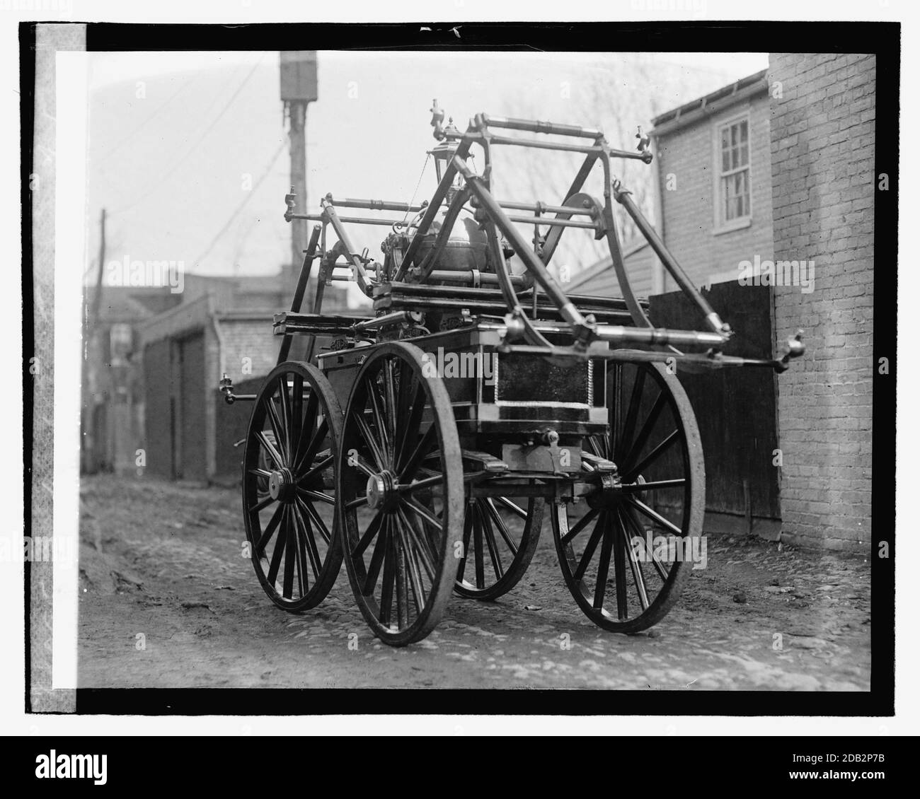 George Washington Feuerwehrmann. Ungewöhnlich interessant für Besucher von Alexandria, VA., ist diese Feuerwehrmaschine von George Washington im Jahr 1775 in Philadelphia gekauft und zu der Zeit als die effizienteste Art von Motor angesehen. Der Motor ist noch in gutem Zustand und reponiert im Hauptquartier der Friendship Fire Company in der alten Virginia Stadt, wo der Vater unseres Landes war ein aktives Mitglied der Feuerwehr in seiner Zeit. G. William Humphries, gegenwärtiger Verwalter der Feuerstelle, ist auf dem Foto 3/6/31 zu sehen. Stockfoto