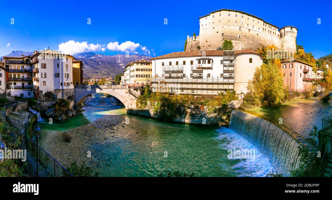Rovereto - schöne historische Stadt in Trentino-Südtirol Region von Italien. Blick auf mittelalterliche Burg und Brücke Stockfoto