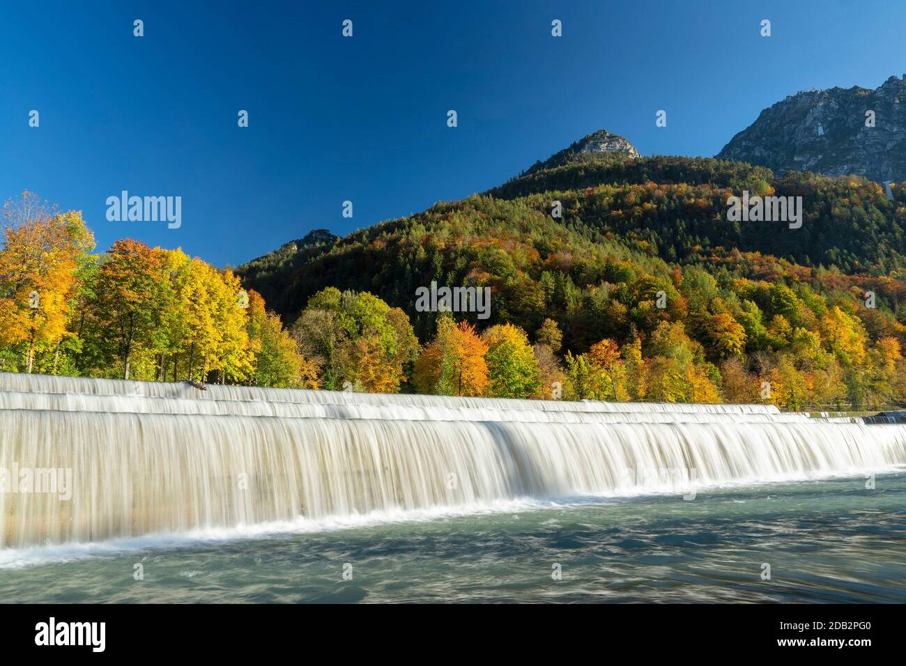 Damm in der Saalach im Herbst. Im Hintergrund der Predigtstuhl. Bad Reichenhall, Bayern Deutschland Stockfoto