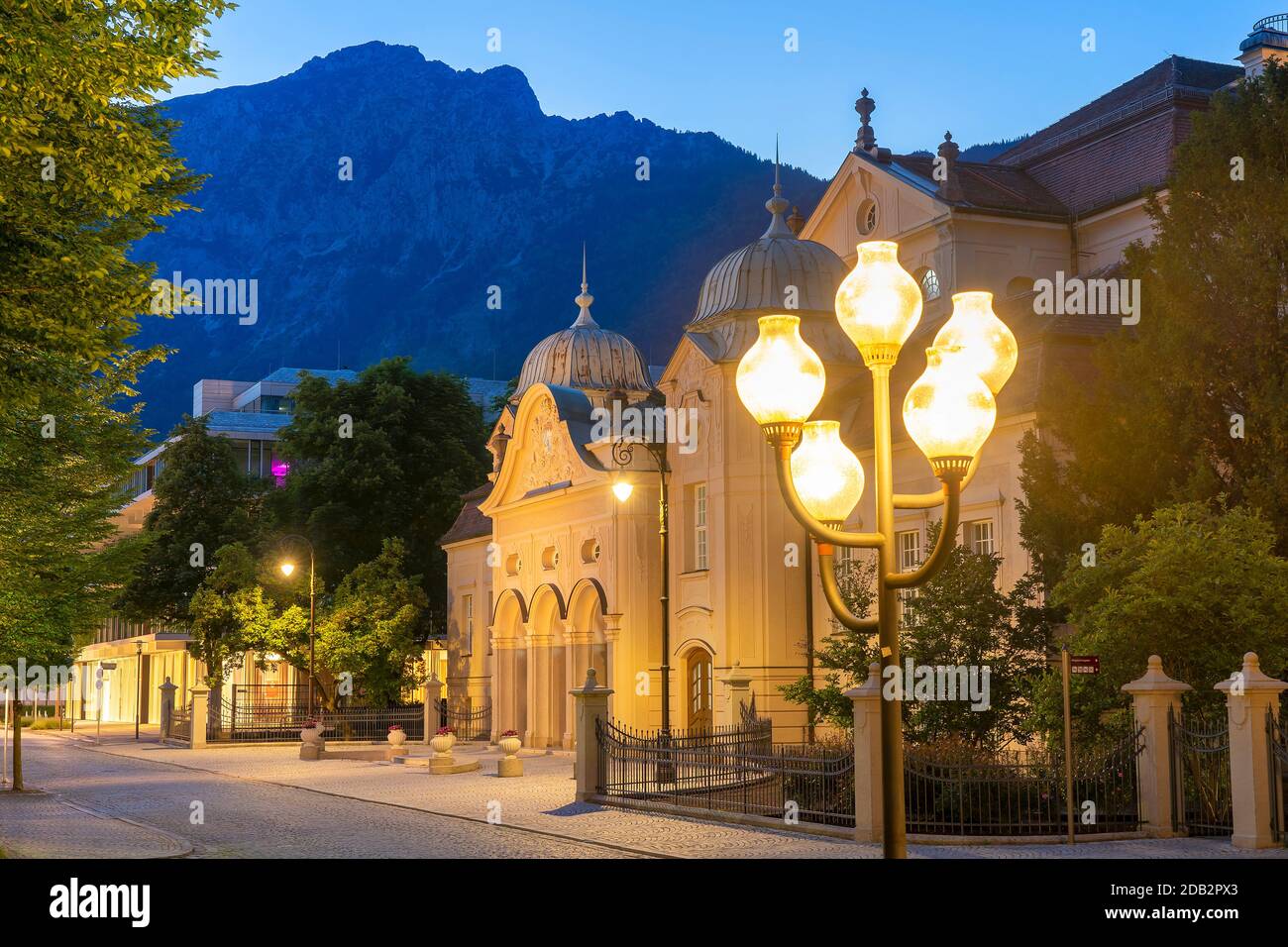 Das Alte Kurhaus in Bad Reichenhall bei Nacht. Berchtesgadener Land, Oberbayern, Deutschland Stockfoto