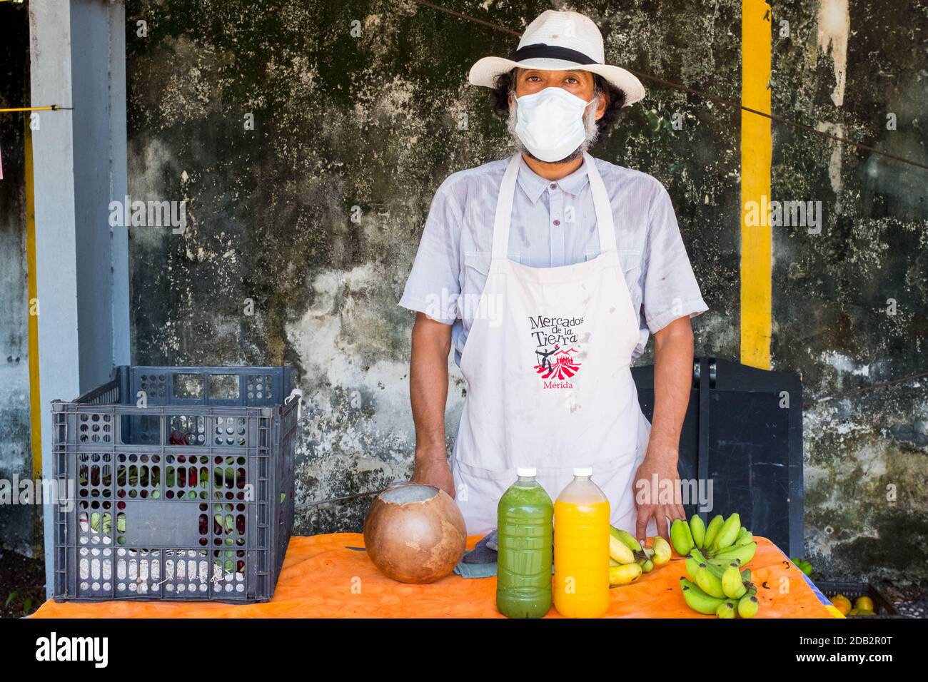 Mann, der Obst und Gemüse auf dem Slow Food Farmers Market in Merida Mexiko verkauft - während der Covid-19 Pandemie Stockfoto