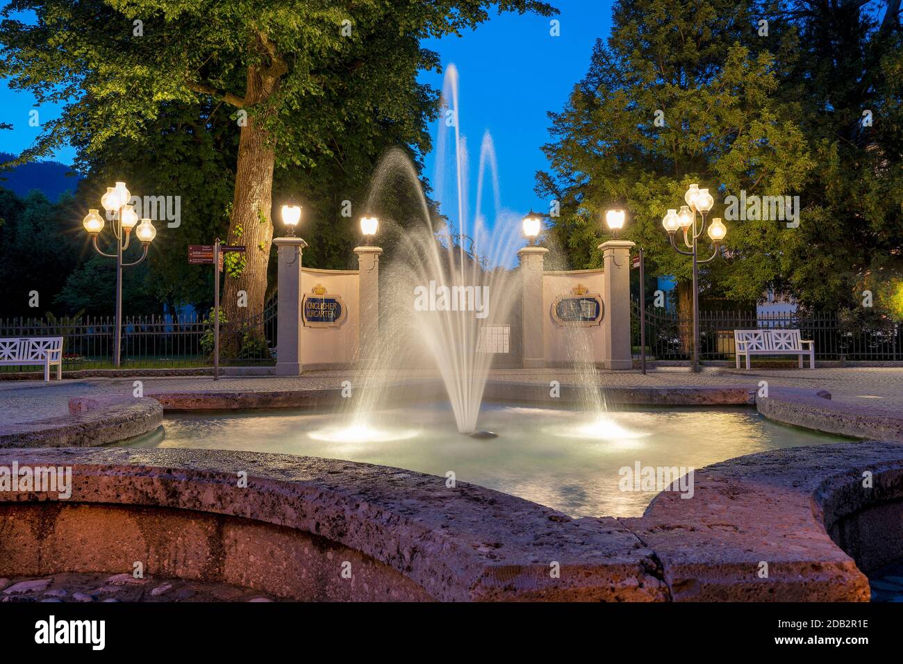 Brunnen am Eingang des Kurparks in der Nacht. Bad Reichenhall, Oberbayern Stockfoto