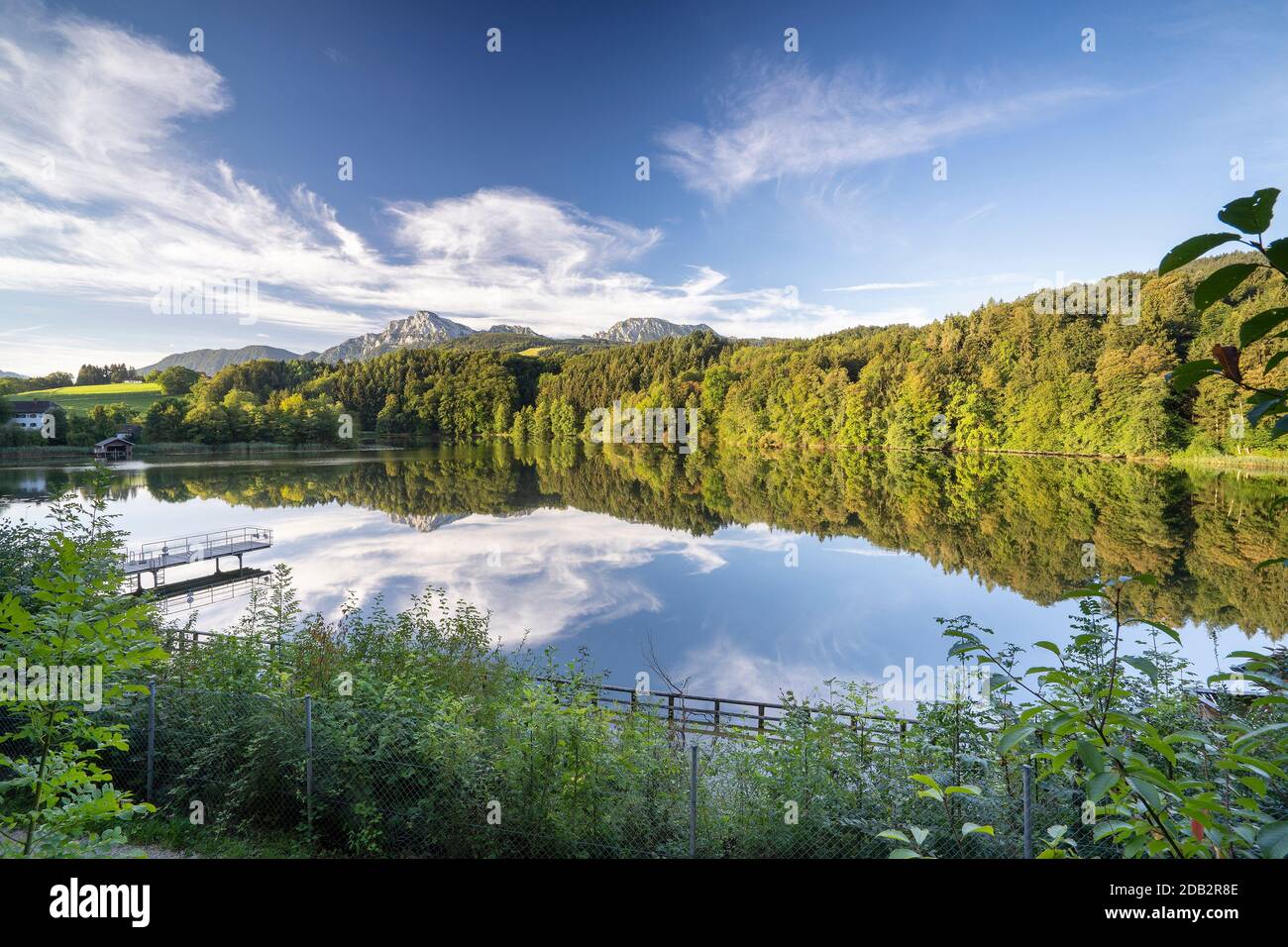 Besinnung am Hoeglwoerther See im Rupertiwinkel mit dem Hochstaufen und Zwiesel im Hintergrund. Rupertiwinkel Berchtesgadener Land, Oberbayern, Deutschland Stockfoto