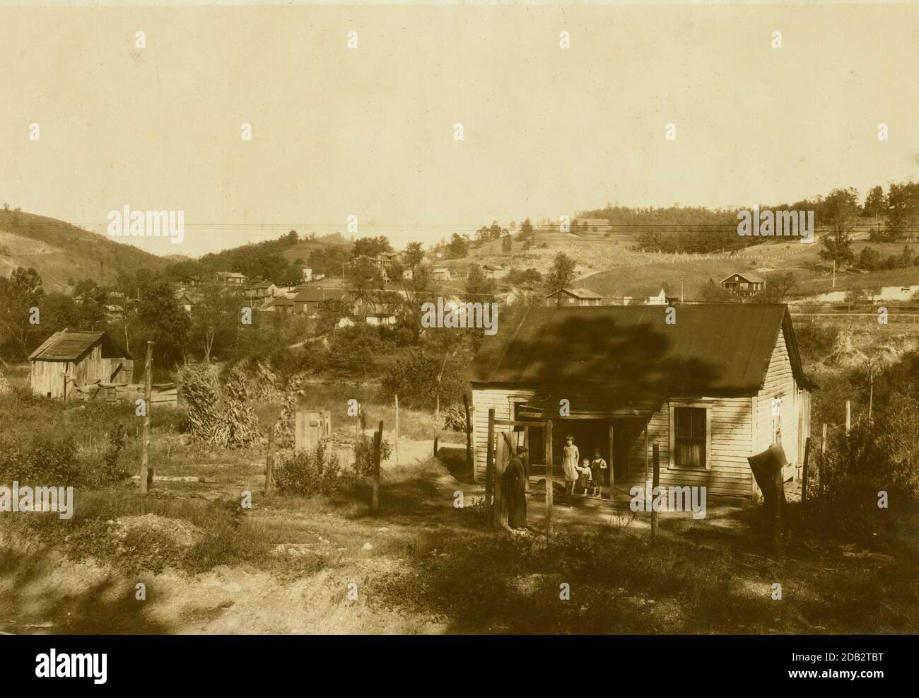 Bergarbeiterhütten am Elk River in Bream, W. VA. In der Nähe von Charleston. Andere auf Hang dahinter. Eine typische Bergbaugemeinde hier. Kinder gehen zur Schule des großen Schornsteines. Oktober 10 1921. Ort: Bram, West Virginia. Stockfoto