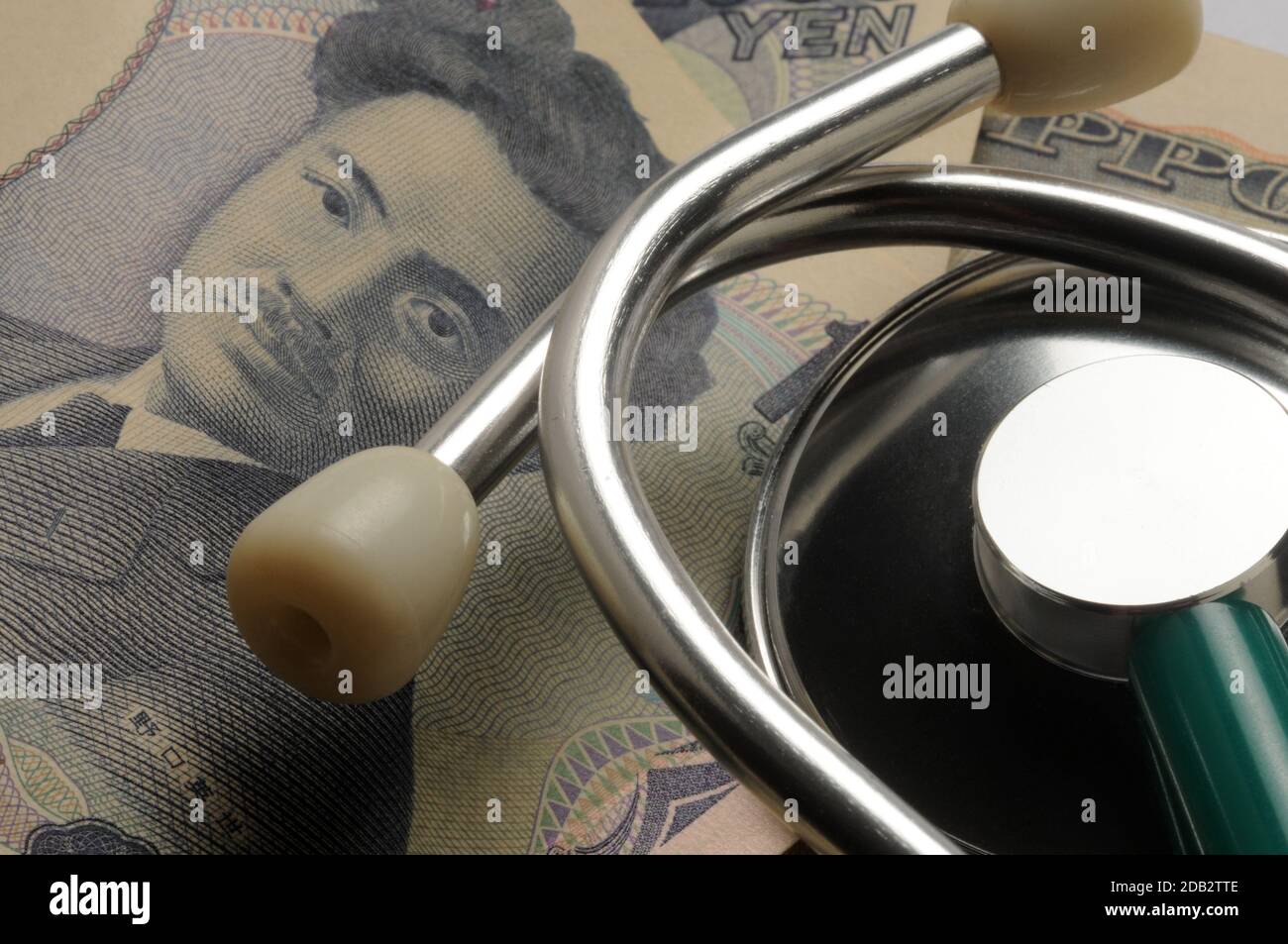 Stethoskop auf verschiedenen japanischen Banknoten Stockfoto