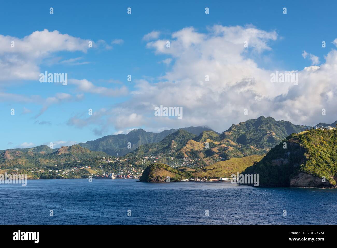 Blick auf die Küste mit vielen Wohnhäusern auf dem Hügel und dem Campden Park Container Port in Lowmans Bay, Clare Valley, Saint Vincent und die Grenadinen Stockfoto