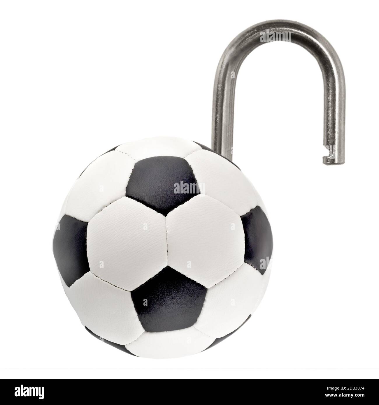 Offener Fußballball mit Vorhängeschloss auf weißem Hintergrund isoliert. Stockfoto