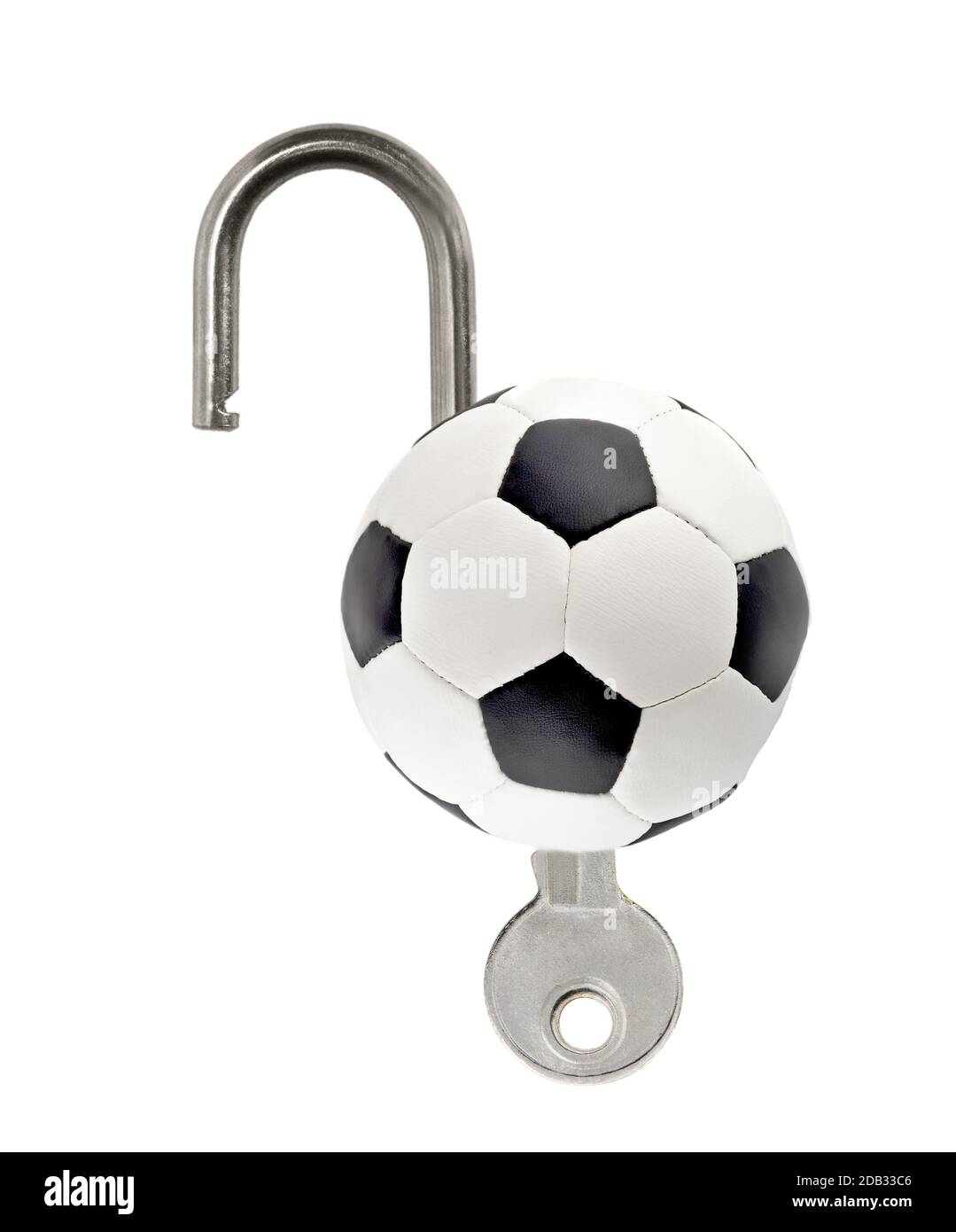 Vorhängeschloss Fußball mit Schlüssel isoliert auf weißem Hintergrund. Stockfoto