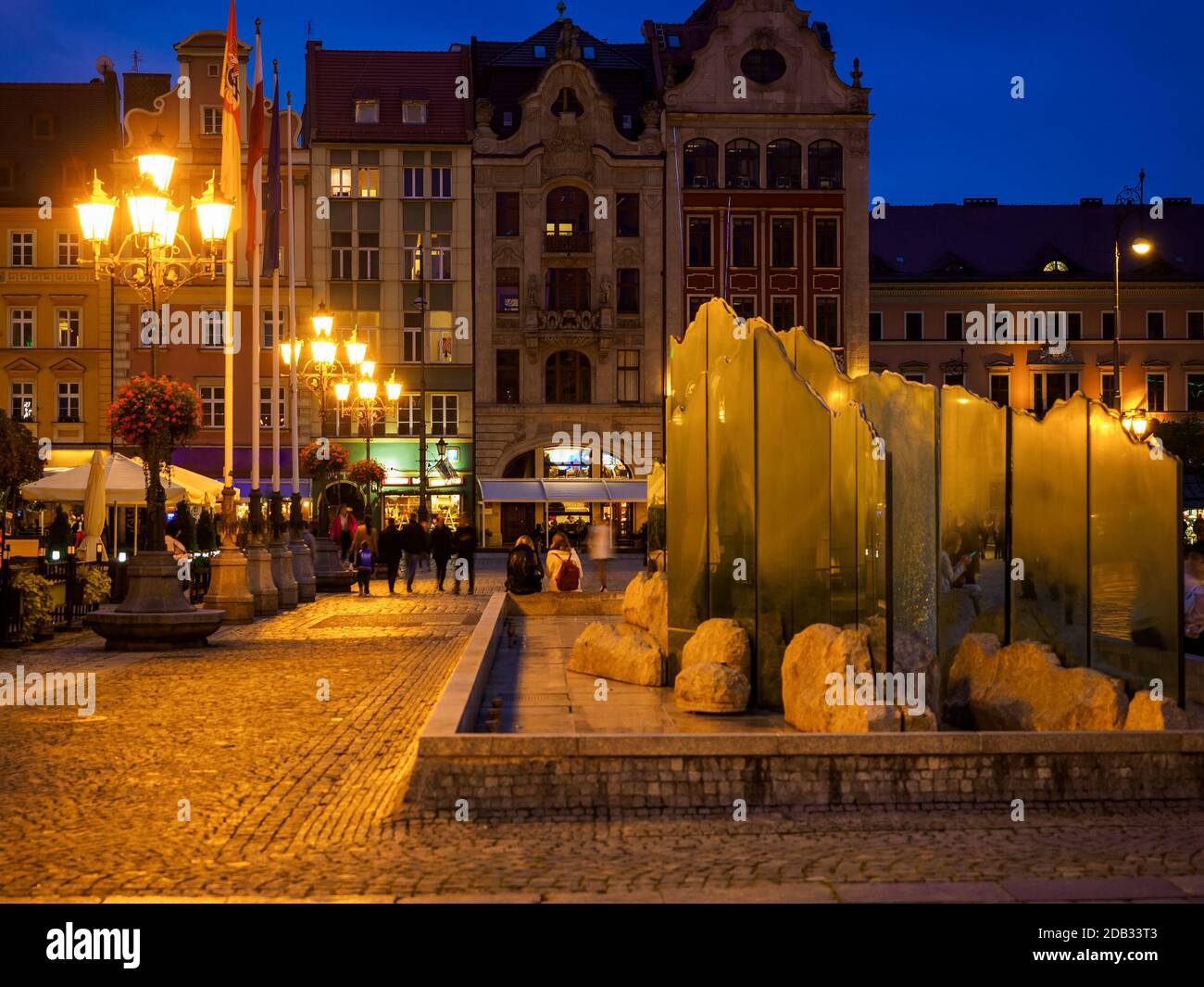 Altes europäisches Stadtzentrum bei Nacht. Breslau, Polen Stockfoto