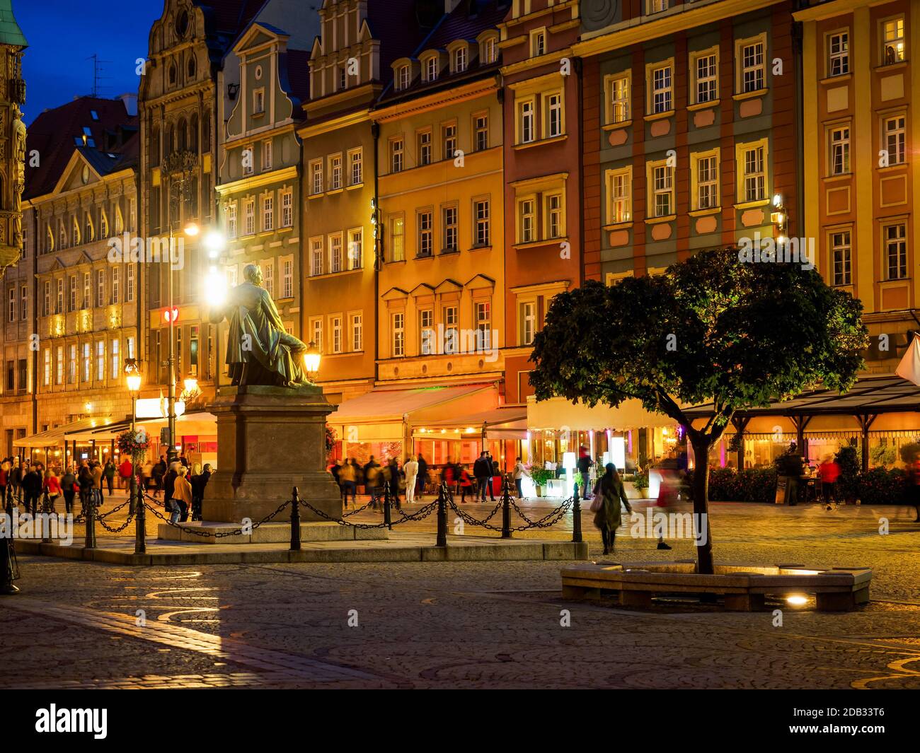 Altes europäisches Stadtzentrum bei Nacht. Breslau, Polen Stockfoto