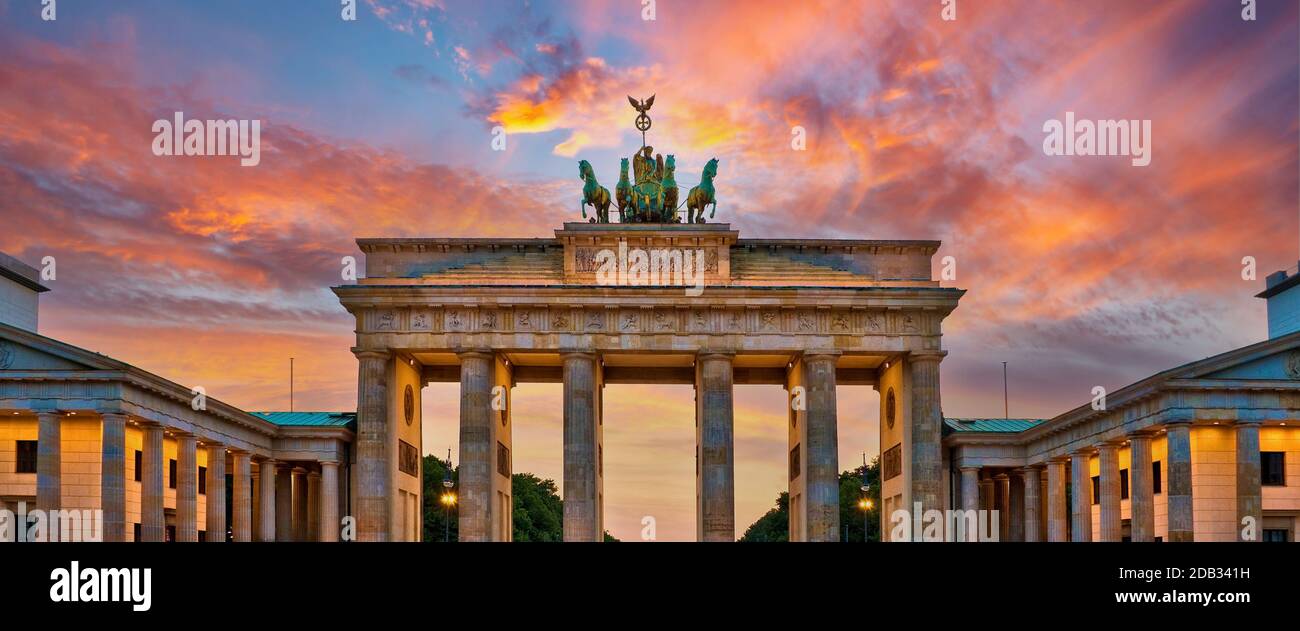 Panorama des Brandenburger Tores beleuchtet bei Sonnenuntergang in Berlin, Deutschland Stockfoto