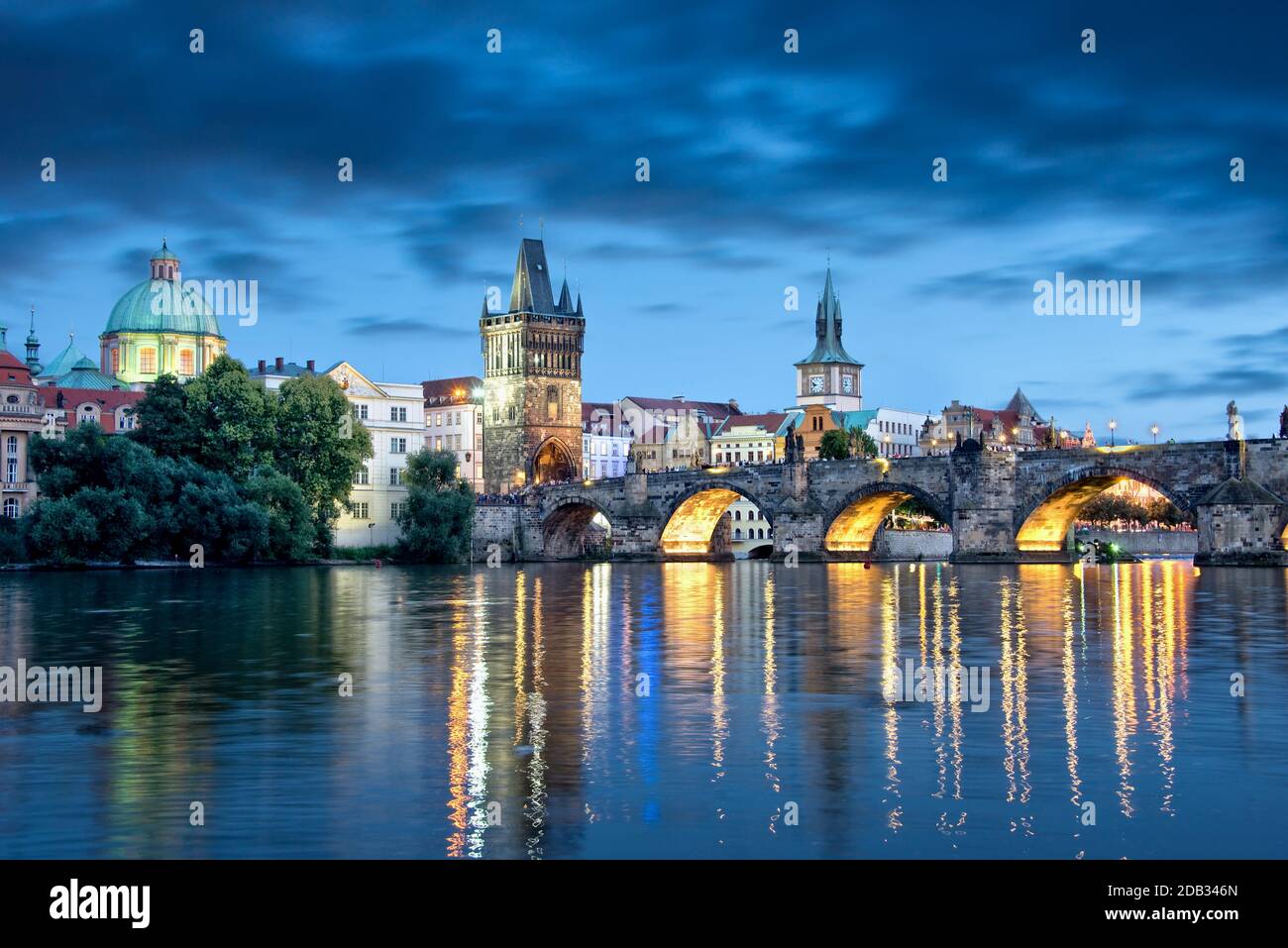 Die Moldau und die Karlsbrücke bei Nacht, Prag, Tschechische Republik Stockfoto
