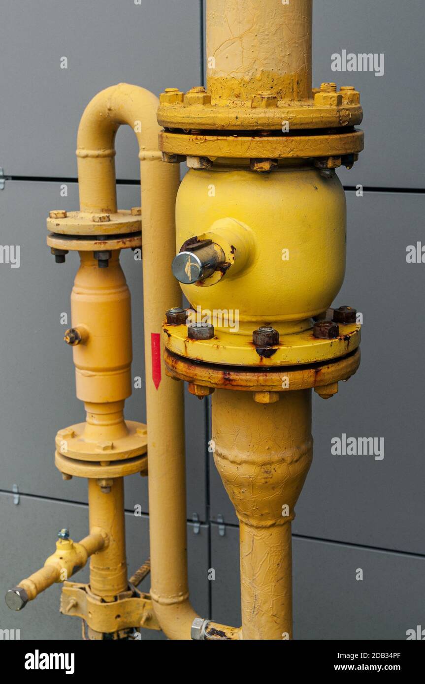 Gelbe Rohre des Gasverteilungssystems einer Wohnung Gebäude Stockfoto