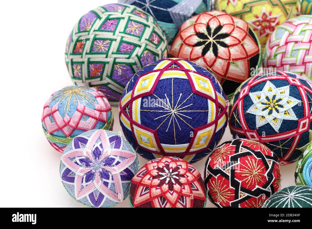 Traditioneller japanischer, farbenfroher Temari-Ball auf weißem Hintergrund Stockfoto