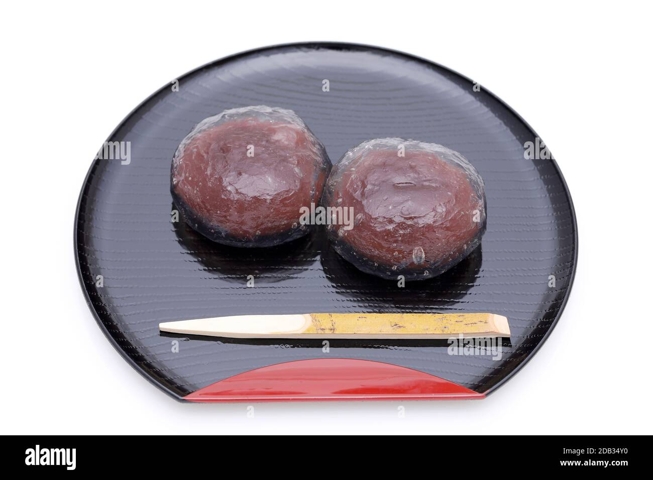 Traditionelle japanische Süßwaren, Kuzu mochi Süßigkeiten auf weißem Hintergrund Stockfoto