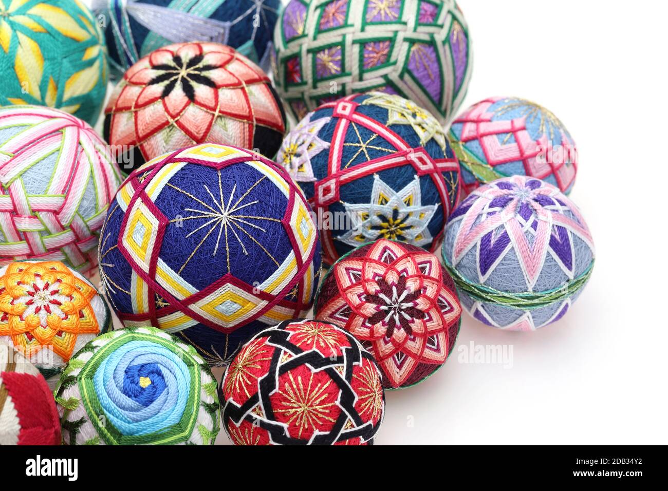 Traditioneller japanischer, farbenfroher Temari-Ball auf weißem Hintergrund Stockfoto