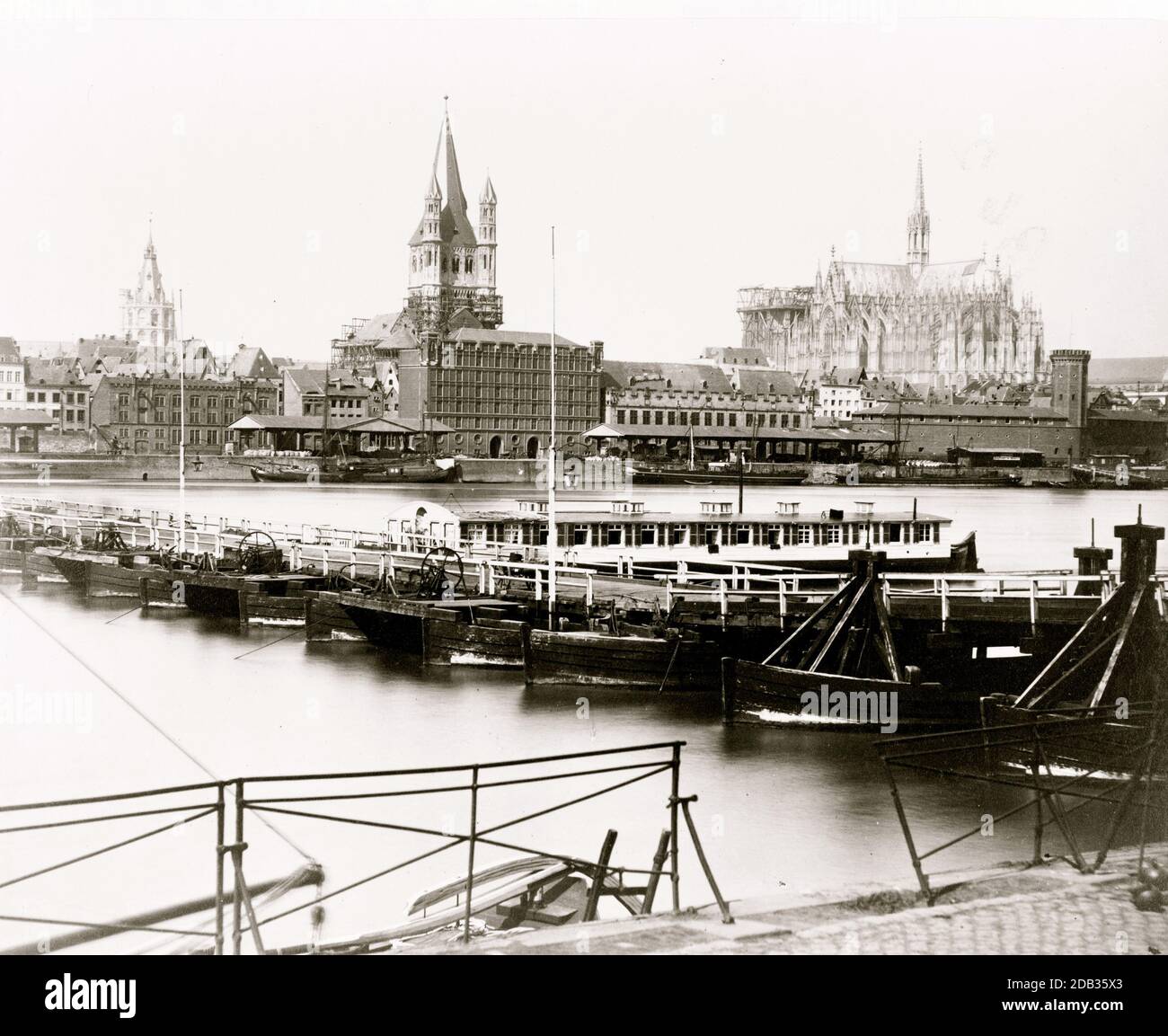 Brücke aus Booten über den Rhein; Kathedrale im Hintergrund. Stockfoto