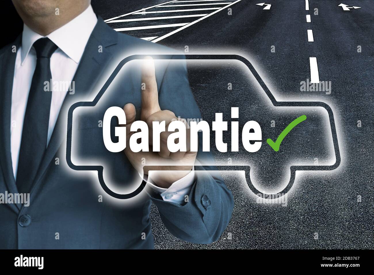Garantie (Gewährleistung) mit dem Auto Touchscreen wird von Menschen betrieben. Stockfoto