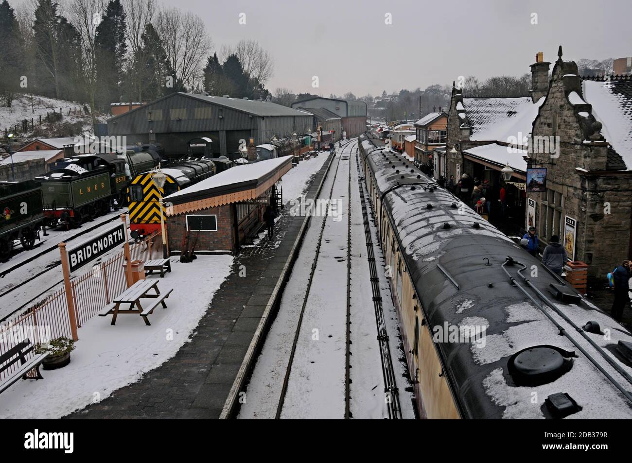 Der schneebedeckte Bahnhof und Lokomotivdepot der Severn Valley Railway, Bridgnorth, Shropshire Stockfoto