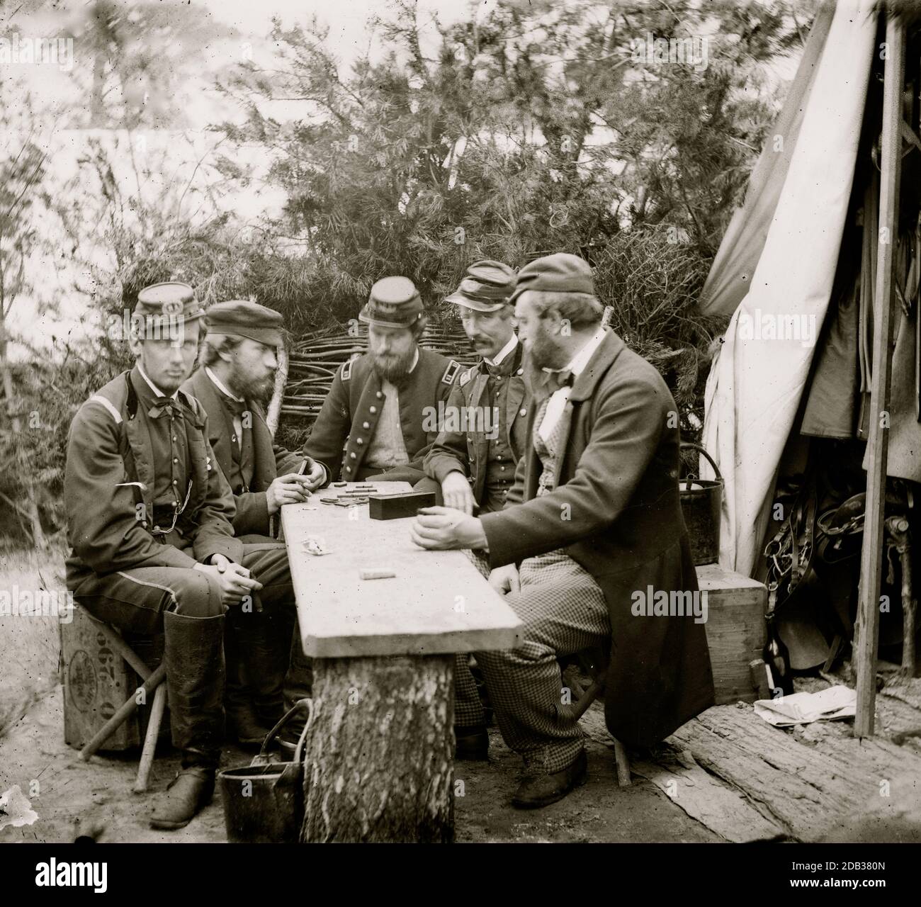 Yorktown, VA., in der Nähe. Duc de Chartres, Comte de Paris, Prince de Joinville und Freunde, die an einem Tisch Dominospiele spielen, Camp Winfield Scott. Stockfoto