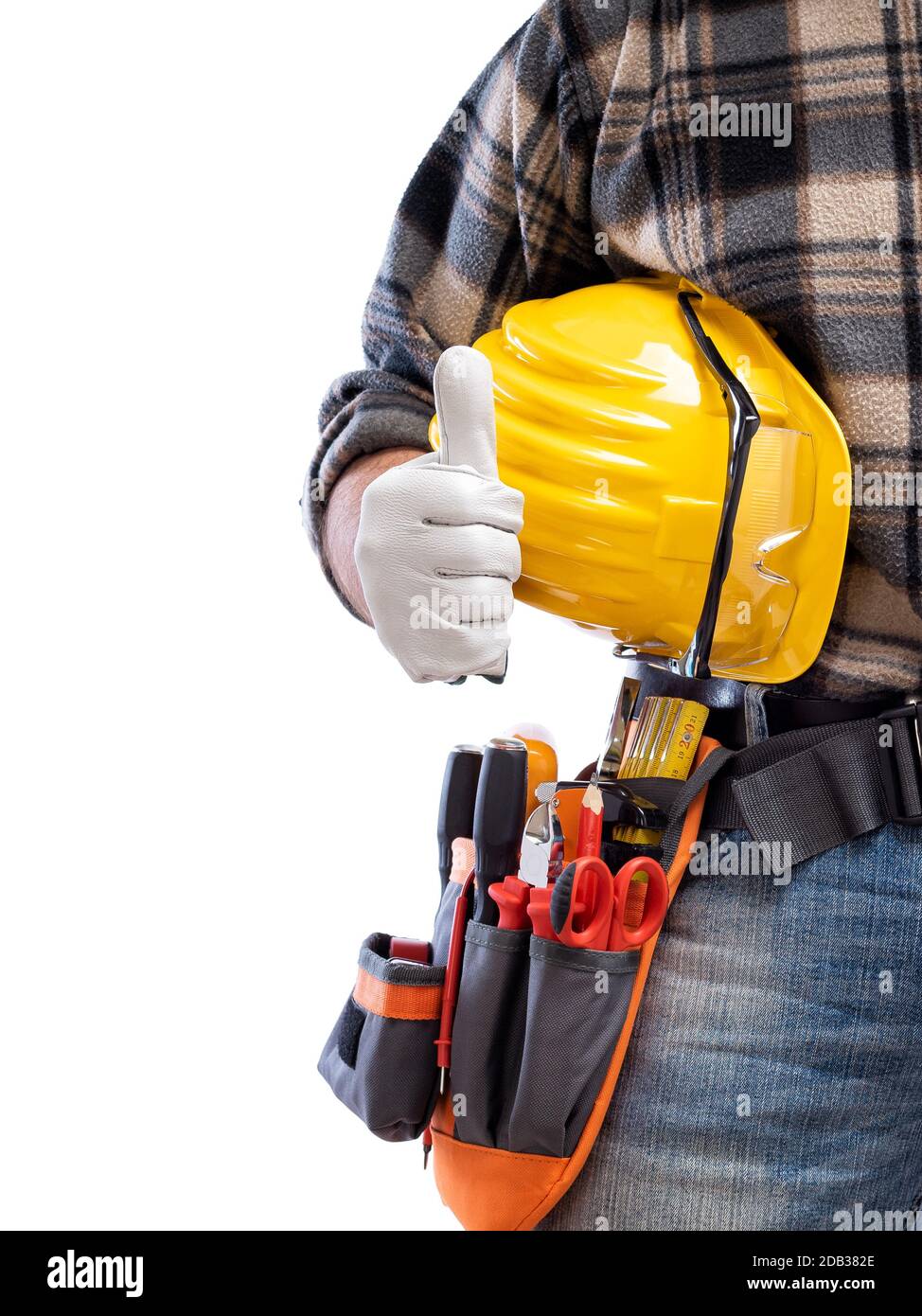 Elektriker macht mit Daumen nach oben OK, er trägt Schutzhandschuhe. Bauindustrie, Elektrik. Isoliert auf weißem Hintergrund. Stockfoto