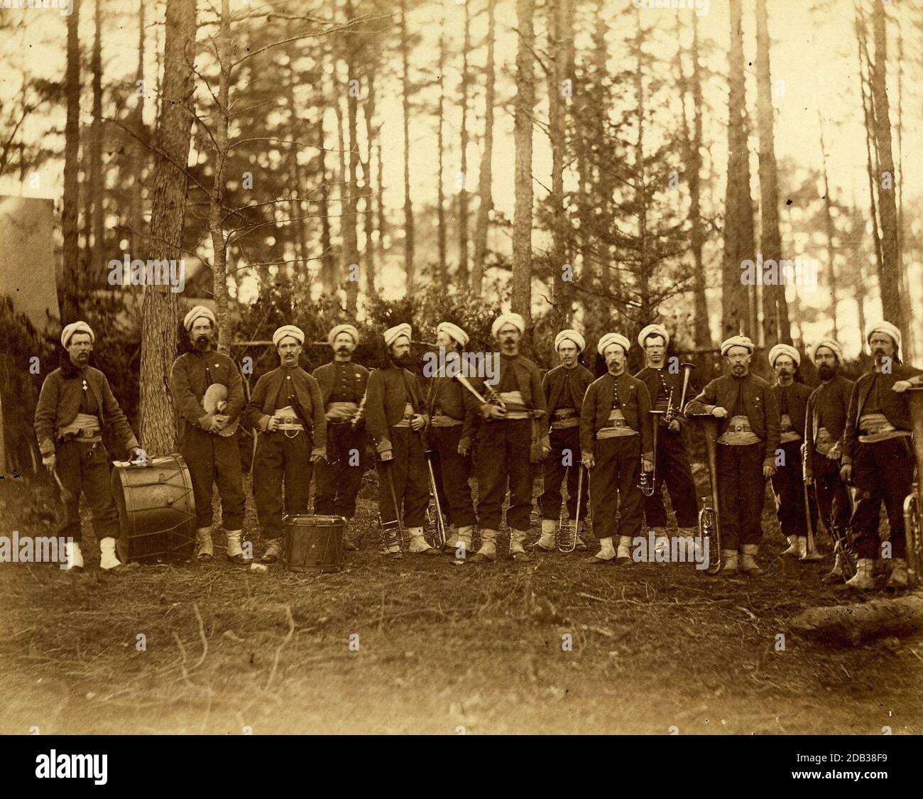 Band der 114. Pennsylvania Infanterie, vor Petersburg, VA., August, 1864; Gruppenportrait von 14 Männern in Zouave Uniformen; mit Musikinstrumenten posiert.. Stockfoto