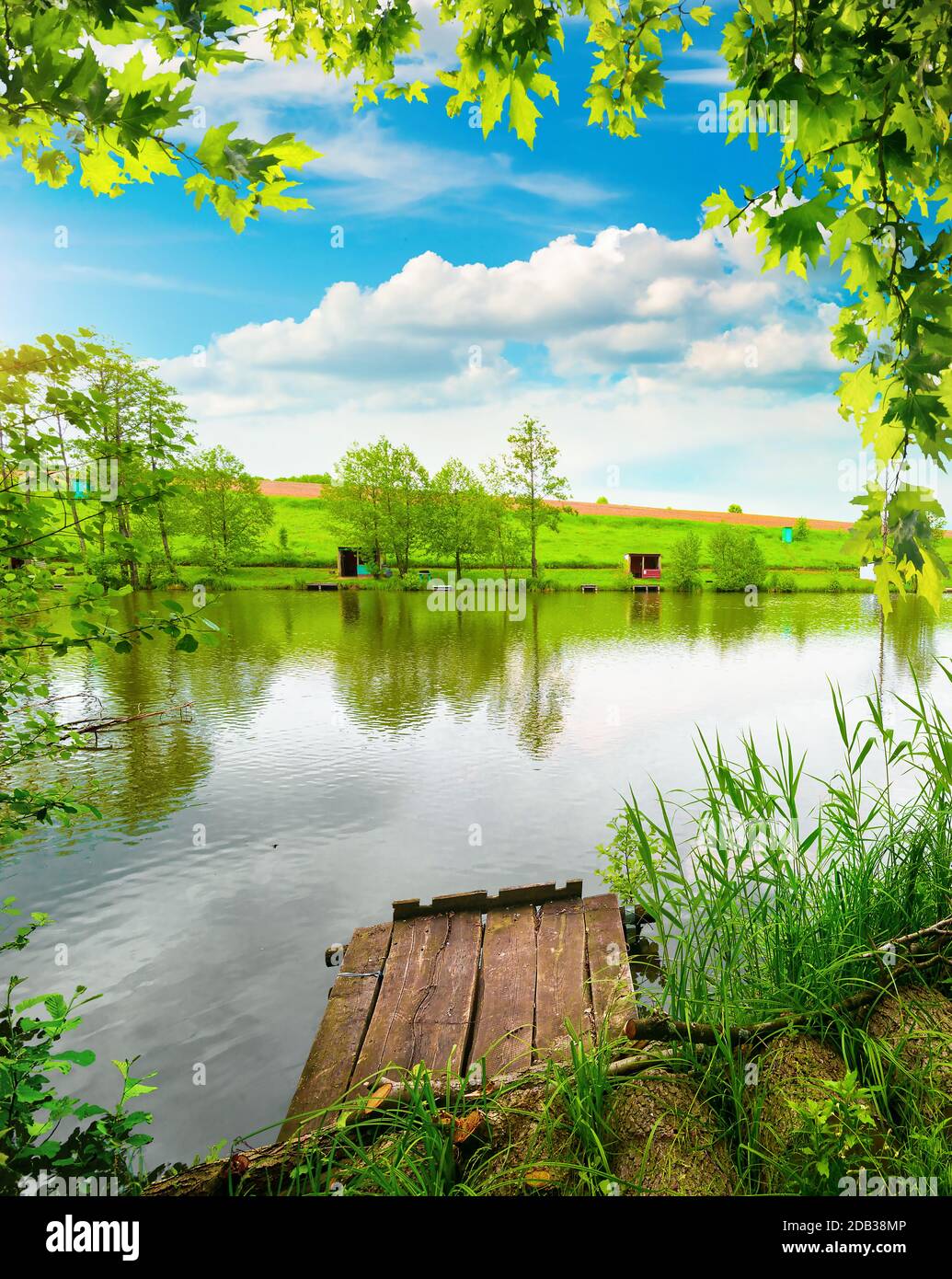 Holzsteg und ruhiger Fluss am Morgen Stockfoto