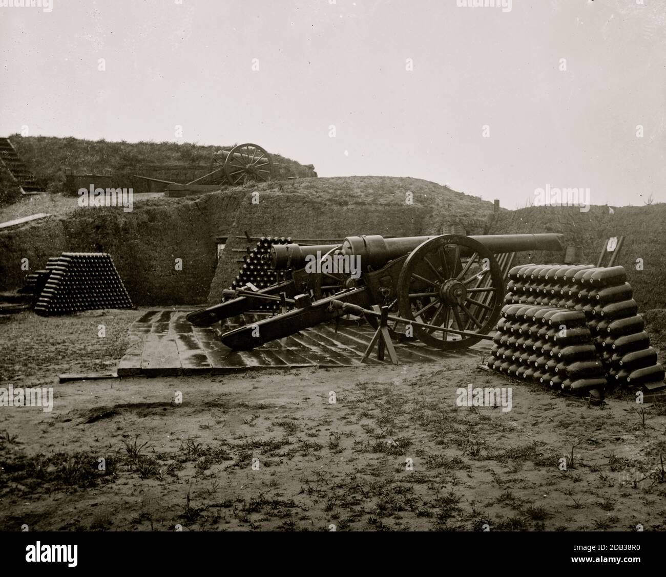Morris Island, SC Two 100-pdr. Parrott Kanonen und Stapel von Muscheln in Fort Putnam. Stockfoto