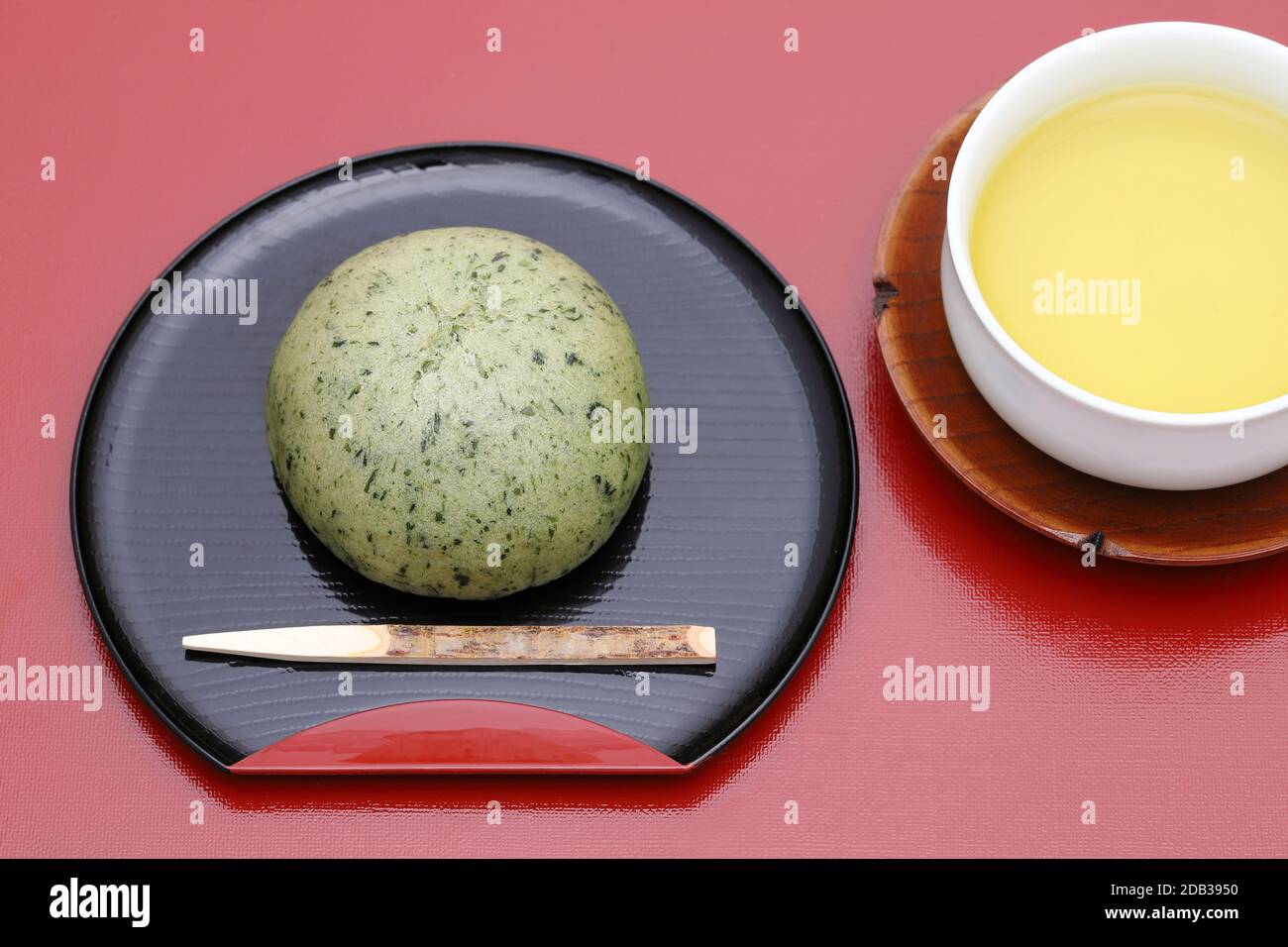 Japanische Kusa manjyu Dessert für die Frühjahrssaison Yomogi Pflanze aus Reiskuchen Stockfoto