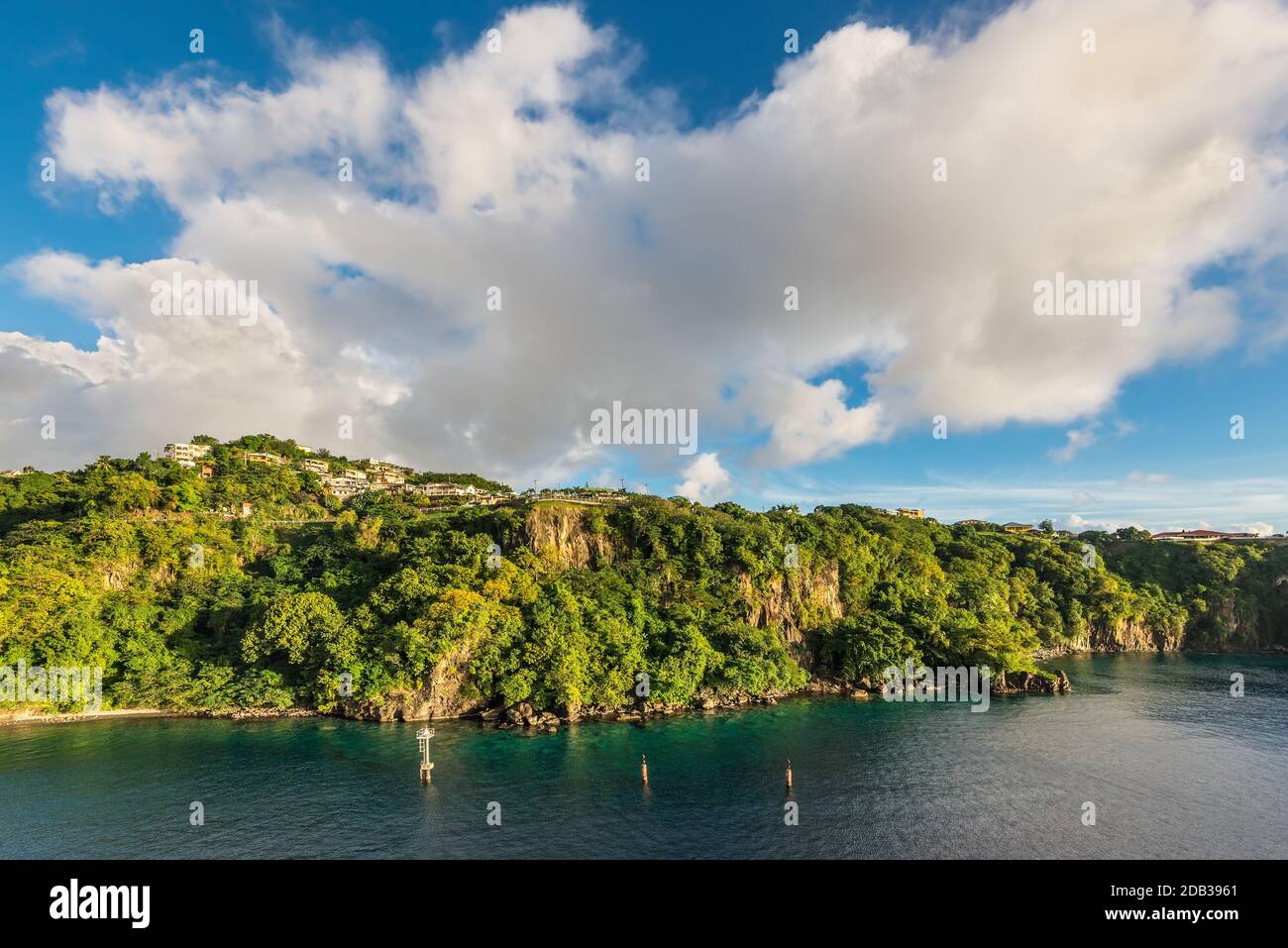 Meer und felsige Küste der tropischen karibischen Insel Saint-Vincent, Kingstown, Saint-Vincent und Grenadinen Stockfoto