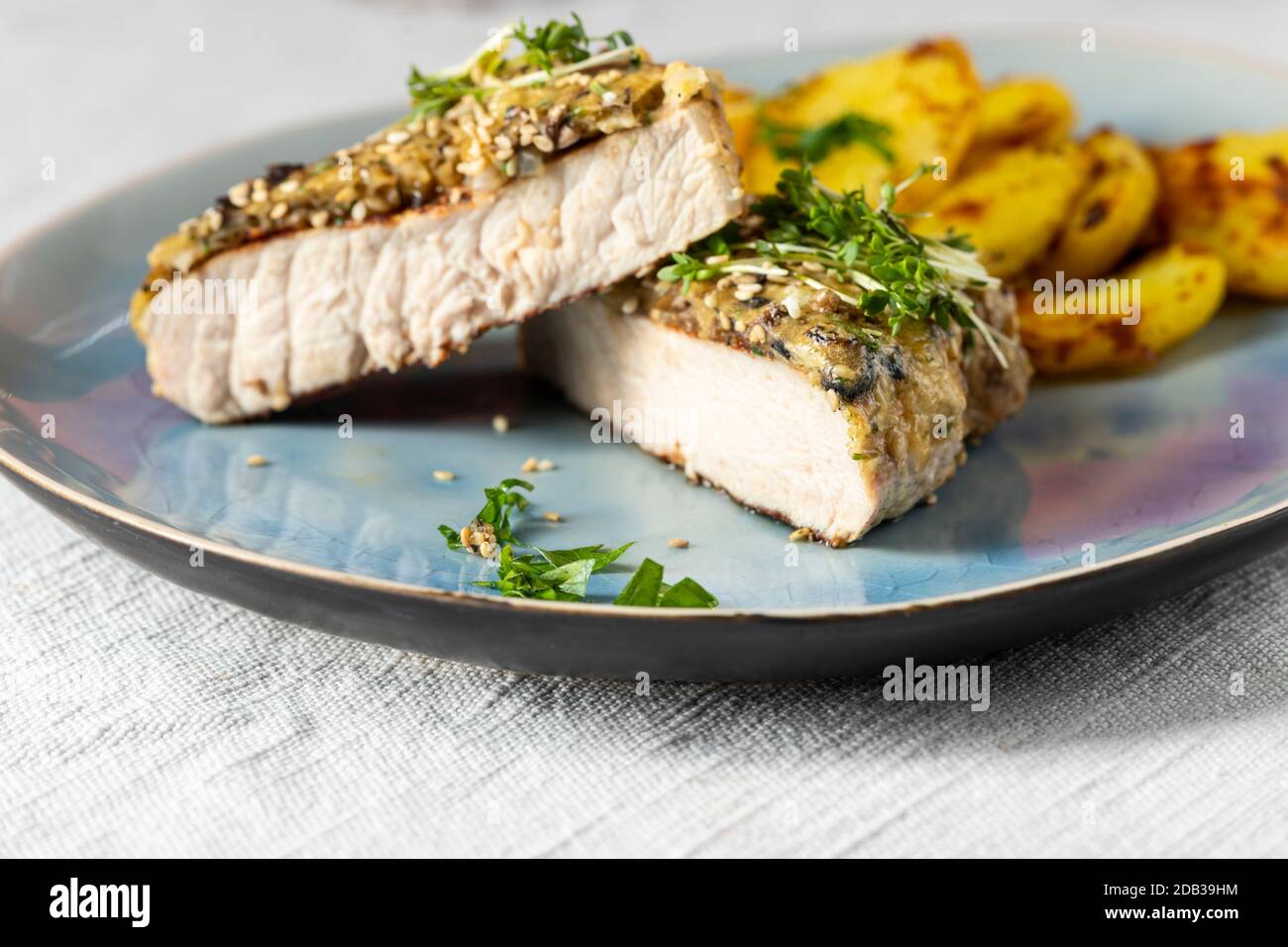 Gegrilltes Schweinefleisch Steak auf dem Teller Stockfoto