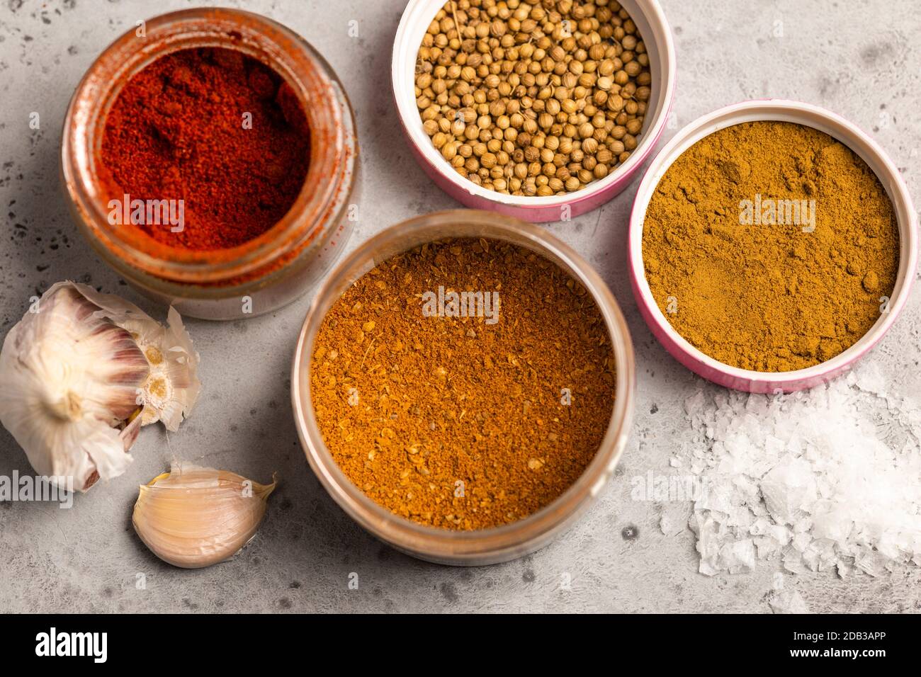 Gruppe von Gewürzen, Cayenne-Pfeffer, Koriandersamen, Garam Masala, Za'atar Stockfoto