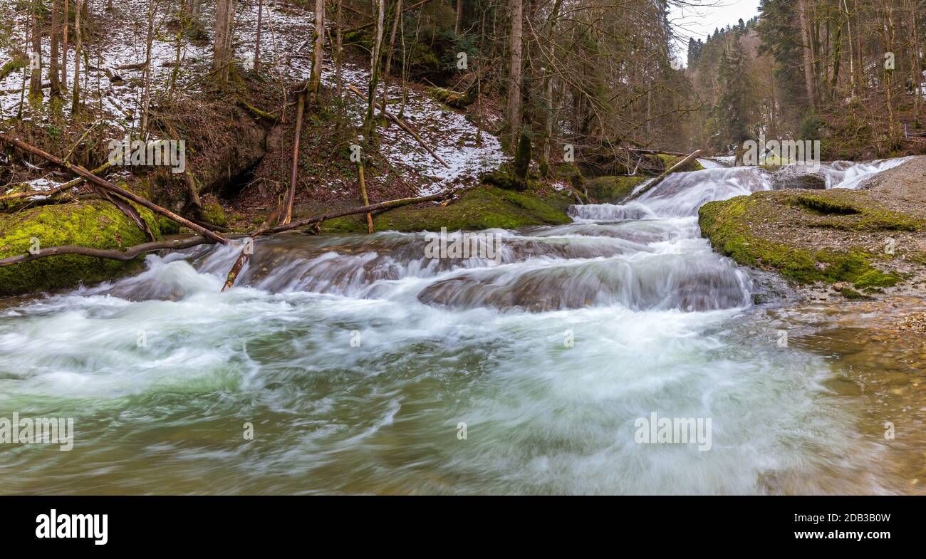 Wasserfall in der Eistobel-Schlucht, Bayern, Deutschland, im Spätwinter Stockfoto