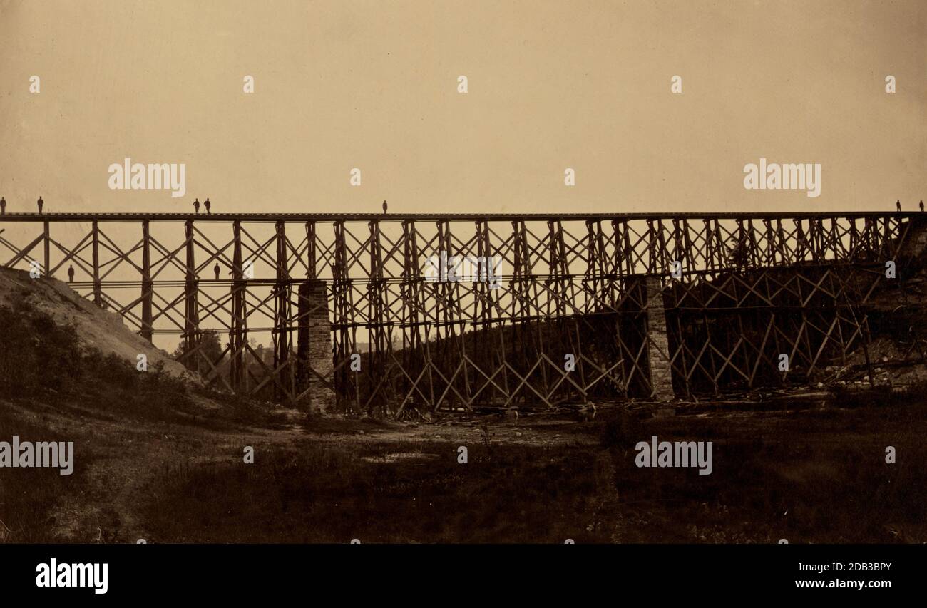 Militärische Eisenbahnbrücke über Potomac Creek auf der Richmond, Fredericksburg & Potomac Railroad, gebaut von der U.S.M.R.R. Construction Corps, C.F. Nagle, Supervisor / fotografiert von Capt. A.J. Russell, Chef des Photographic Corps, U.S. M.R.R.. Stockfoto
