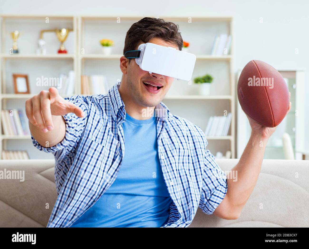 Mann mit Virtual Reality VR-Brille ansehen American Football  Stockfotografie - Alamy
