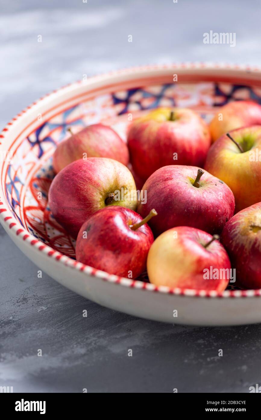 Rote Äpfel in Schale - FOODPIX Stockfoto