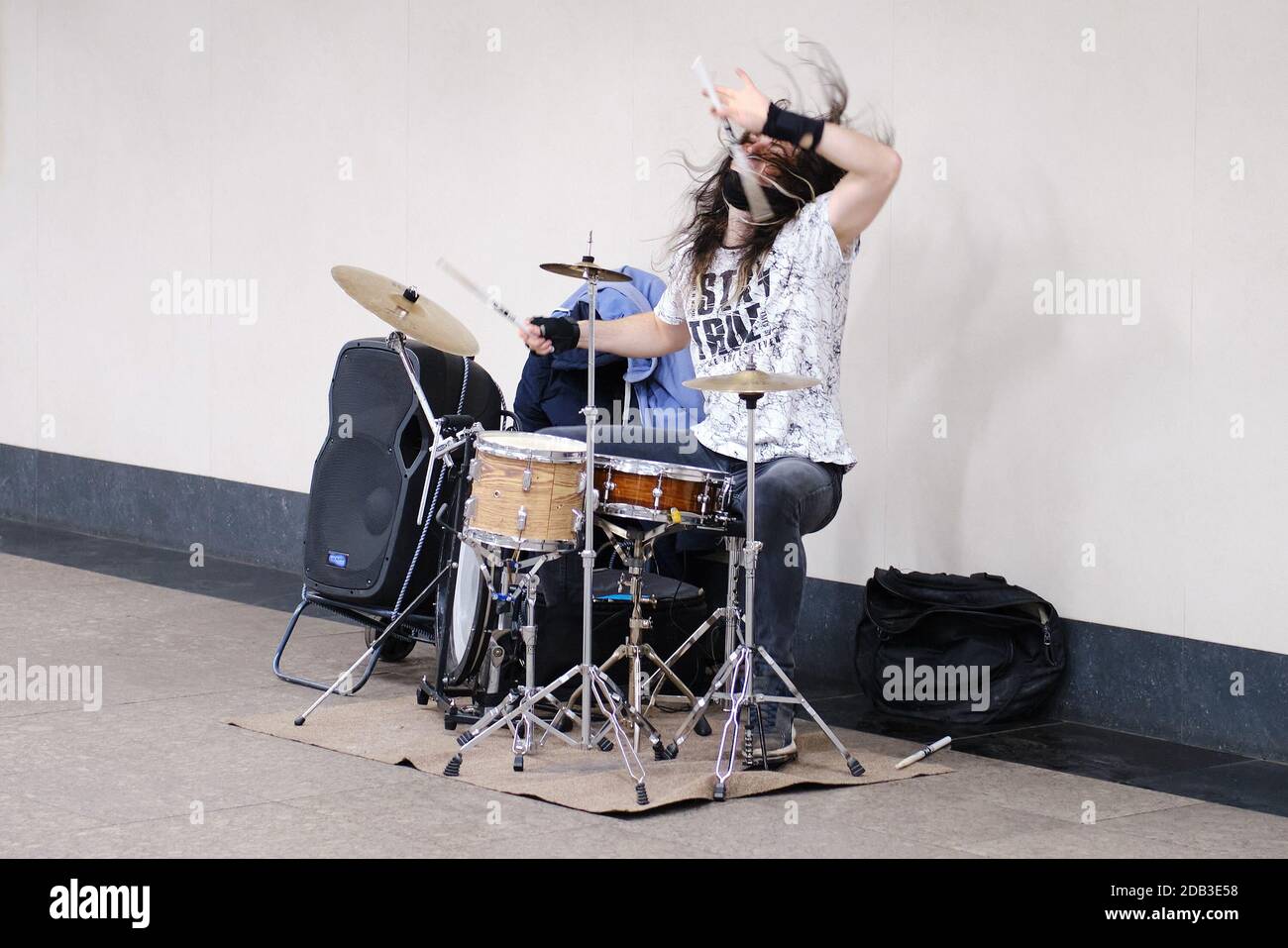Männlicher Straßenmusiker, der Schlagzeug in der U-Bahn spielt - Moskau,  Russland, 12. November 2020 Stockfotografie - Alamy