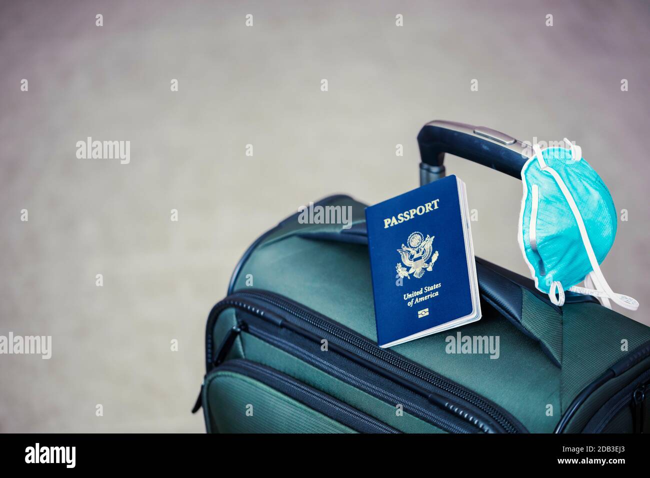 Persönliches Gepäck mit Pass und Grippevirus-Maske zum Schutz vor Coronavirus, globales Epidemien-Konzept Stockfoto