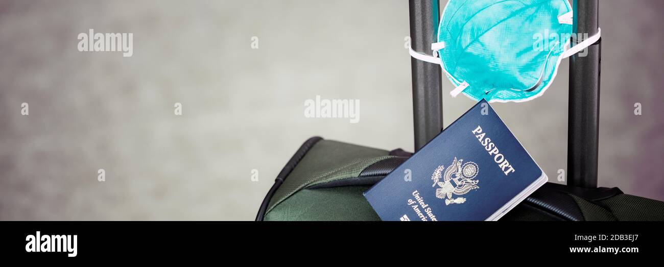 Persönliches Gepäck mit Pass und Grippevirus-Maske zum Schutz vor Coronavirus, globales Epidemien-Konzept Stockfoto