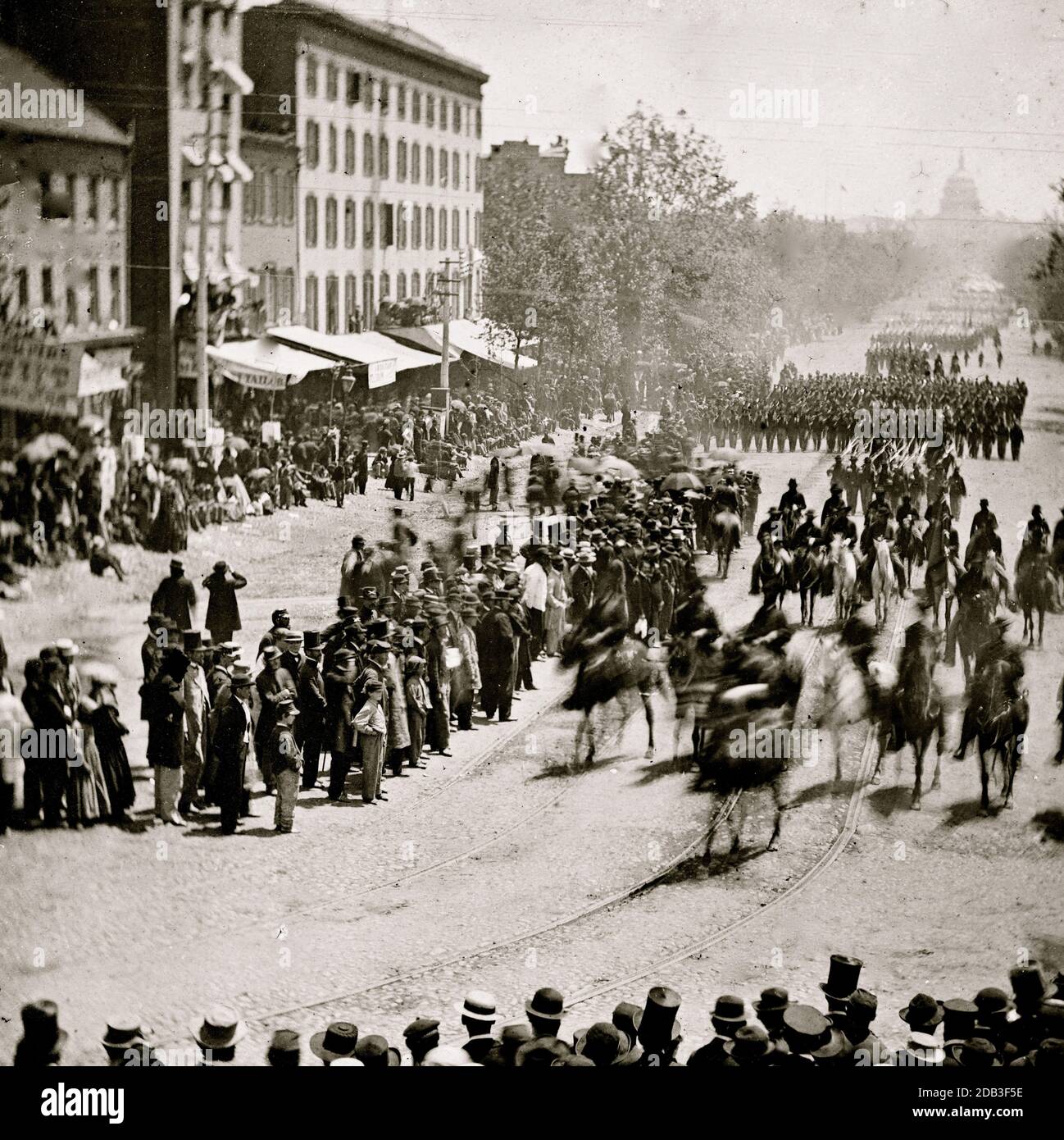 Washington, District of Columbia. Die große Überprüfung der Armee. General Henry W. Slocum (Army of Georgia) und Mitarbeiter, die auf der Pennsylvania Avenue in der Nähe des Finanzministeriums vorbeifahren. Stockfoto