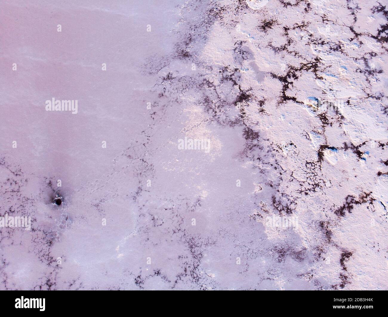 Erstaunliche Formen der Landoberfläche aus Wasser und Salz, Natur abstrakter Hintergrund, Luftbild. Rosa extrem salzig Kuyalnik Liman in Odessa, salzig Stockfoto
