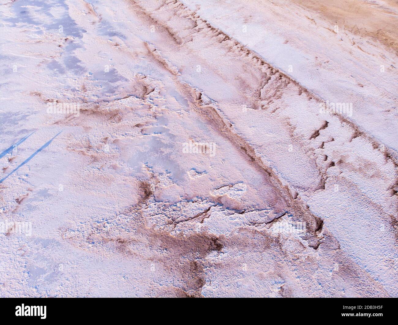 Erstaunliche Formen der Landoberfläche aus Wasser und Salz, Natur abstrakter Hintergrund, Luftbild. Rosa extrem salzig Kuyalnik Liman in Odessa, salzig Stockfoto